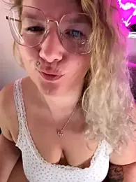 CurvyAnonymousGirl89 webcam model stream image