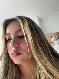 Cloee_Rainbow1 webcam stripchat model stream image