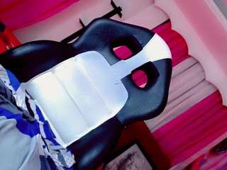 yarethrouss webcam model stream image