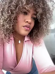 riri_brunnete stripchat stream image