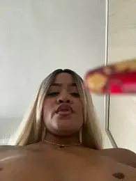 riri_brunnete stripchat stream image