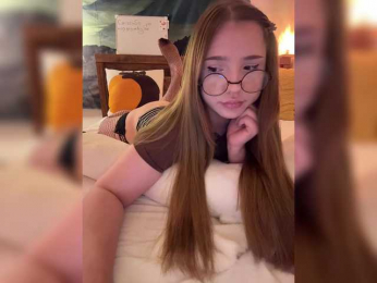 LittleDelora bongacams stream image