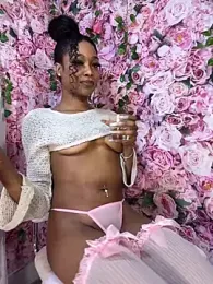 mismialove stripchat stream image