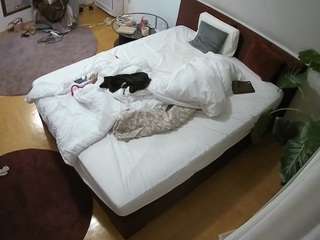 voyeurcam-julmodels-whitebed-5 camsoda stream image