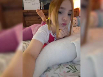 LittleDelora bongacams stream image