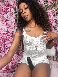 mismialove stripchat stream image