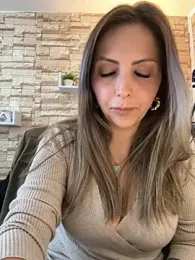 _Abril-Office1 stripchat stream image