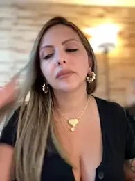 _Abril-Office1 stripchat stream image