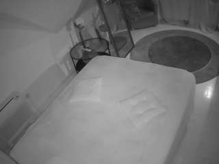 voyeurcam-julmodels-whitebed-4 camsoda stream image