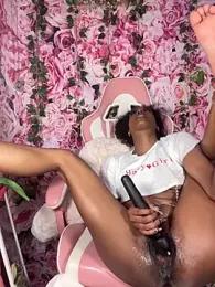 mismialove stripchat stream image