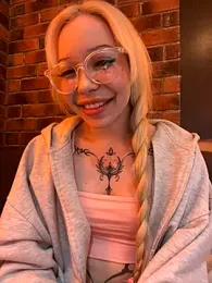 babydolll stripchat stream image