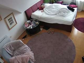 voyeurcam-julmodels-whitebed-4 camsoda stream image