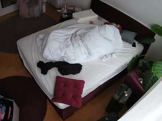 voyeurcam-julmodels-whitebed-5 camsoda stream image