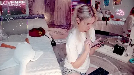 Careful_i_bite stripchat stream image