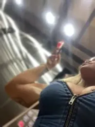 riri_brunnete stripchat stream image