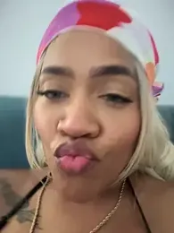 riri_brunnete stripchat stream image