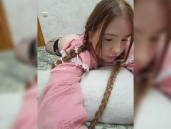 LittleDelora bongacams stream image