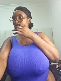 Bustygoddess32 stripchat stream image